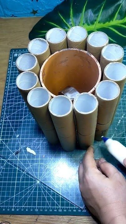 Cardboard Rolls Diy Ideas, Cardboard Flower Pot, Cardboard Roll Crafts, Paper Flowers Craft Tutorial, Cardboard Decor, Diy Flower Vase, Toilet Paper Roll Diy, Flower Wall Hanging Decor, Paper Roll Crafts Diy