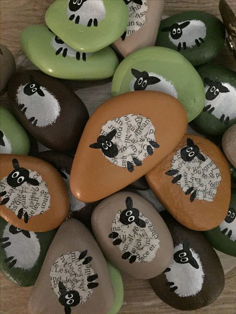 Kindness Stones, Sheep Craft, Sheep Paintings, Sheep Crafts, Diy Rock Art, Rock Painting Ideas Easy, Sheep And Lamb, Rock Painting Patterns, Boho Flowers