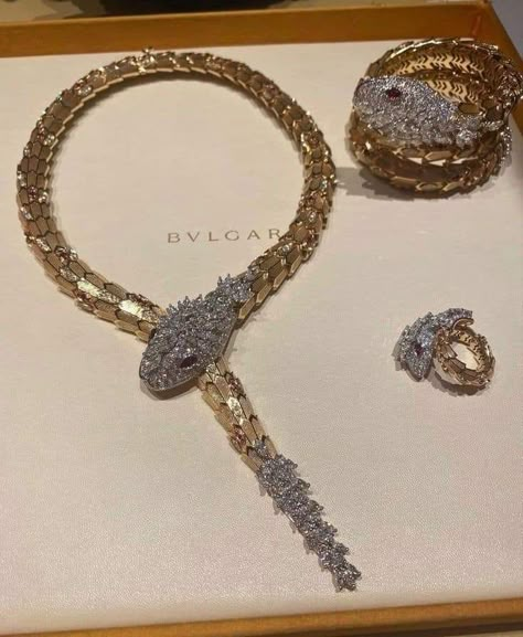 Bulgari Jewelry Aesthetic, Bvlgari Jewelry Aesthetic, Bulgari Aesthetic, Expensive Gold Jewelry, Bvlgari Aesthetic, Bvlgari Jewelry Set, Jewelry Bulgari, قلادات متدلية, Xoxo Jewelry