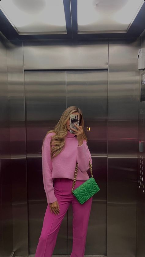 Hot Pink Pants Outfit Winter, Monocratic Outfits, Outfit Rosa Invierno, Hot Pink Pants Outfit Work, Pantalon Rosa Outfit, Outfit Pantalon Rosa, Hot Pink Pants Outfit, Pink Trousers Outfit, Pink Pants Outfit