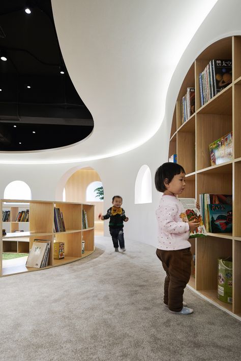 Curving Wood, Room Deviders, Kindergarten Library, Education Design Interior, School Library Design, Kindergarten Interior, Children's Library, Toddler Bedroom Girl, Childrens Library