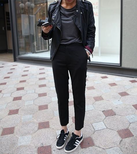 Biker, grey t-shirt, black trousers & Adidas trainers | @styleminimalism Svarta Outfits, Jeans Trend, Black Cropped Pants, Looks Street Style, Looks Black, Mode Inspo, Inspiration Mode, Looks Style, Mode Inspiration