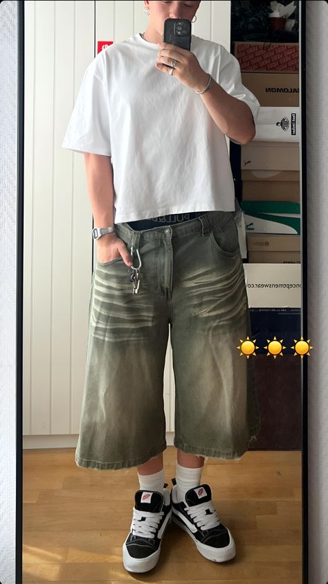 Men Baggy Shorts Outfit, Jnco Shorts Outfit, Baggy Jorts Outfit Idea Men, Jorts Outfit Idea Men, Aesthetic Male Outfits, Outfits Retro, Mens Shorts Outfits, Lit Outfits, Mens Trendy Outfits