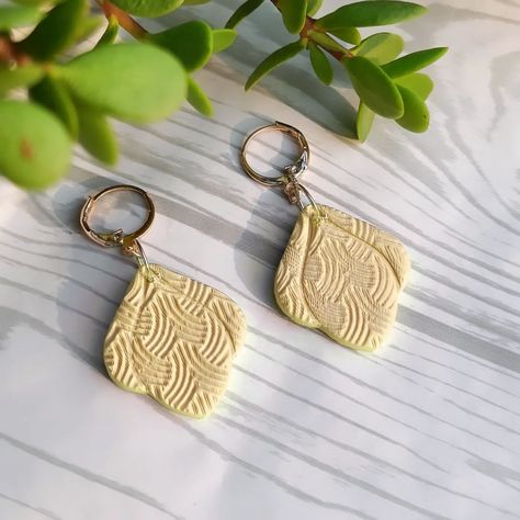 Simple Textured Petal Earrings https://clayartbyban0.mini.store . . . . . . #dailywear #trending #accessories #lightweight #JewelryAddict #polymerclay Indian Clay Earrings, Polymer Clay Earrings, Clay Earrings, Daily Wear, Polymer Clay