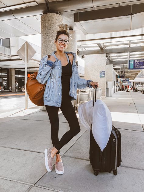 Daily Style Diaries: Off to Portugal! #MakeupCafe Airport Style Summer, Travel Outfit Summer Airport, Airport Outfit Spring, Cute Airport Outfit, Hello Fashion Blog, Comfy Airport Outfit, Sweatpants Outfit Ideas, Comfortable Travel Outfit, Christine Andrew