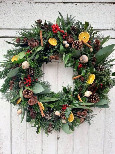 Cottage Christmas Wreath, Christmas Wedding Flowers, Christmas Reef, Natural Christmas Wreaths, Natural Decorations, Handmade Christmas Wreaths, Fruit Wreath, Natural Branches, Small Balloons