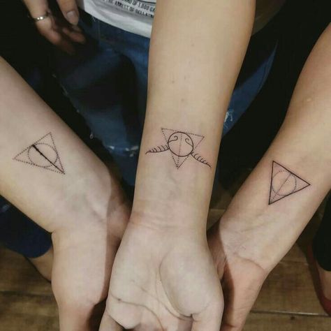 Harry Potter Sibling Tattoos, Aquarius Tattoos, Harry Tattoos, Tatuagem Masculina Pequena, Hp Tattoo, Matching Best Friend Tattoos, Clever Tattoos, Sibling Tattoos, Harry Potter Tattoos