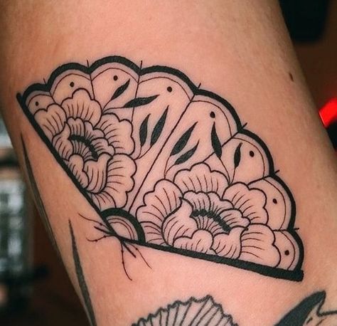 Old School Fan Tattoo, Knee Band Tattoo, Retro Style Tattoo, Contrast Tattoo Negative Space, Traditional Symmetrical Tattoo, Under Knee Floral Tattoo, Knee Tattoos Women Traditional, Polish Pottery Tattoo, Vintage Fan Tattoo