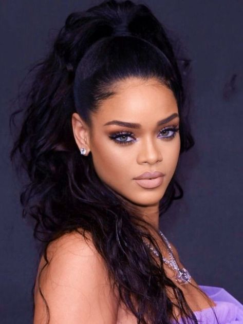 Dramatic Eye Makeup Looks, Rihanna Makeup Looks, Celebrities Airport, Celebrity Skincare, Celebration Outfit, Rihanna Makeup, Rihanna Fenty Beauty, Rihanna Hairstyles, Celebrity Closets