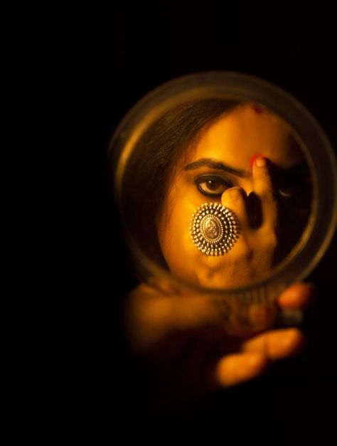 Indian Self Portrait, Hindu Women Aesthetic, Bengali Woman Aesthetic, Bindi Aesthetic, Aesthetic Indian Photography, Bengali Photography, Bengali Photoshoot, Bengali Woman, Girls Dpz Stylish