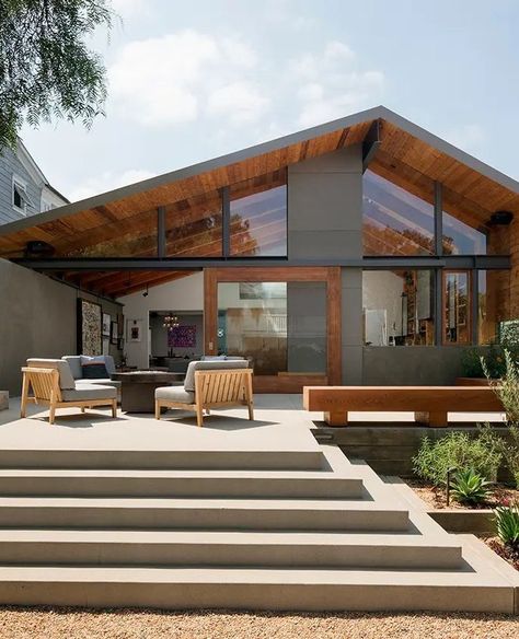 This contemporary home design underwent renovations with the aim to create a better flow throughout the home as well as maximize entertainment areas, both inside and outside. Located in Manhattan Beach, the Art Barn was transitioned from an outdated family home into a modern beach house that reflects the lifestyle of the homeowner by Los-Angeles-based Architecture and Interior design studio Ryan Oonagh Modern Beach House Exterior, Mid Century Modern House Exterior, Modern Beach Home, Contemporary Home Design, California Architecture, Beach House Exterior, Mid Century Architecture, Bungalow Design, Contemporary Cottage