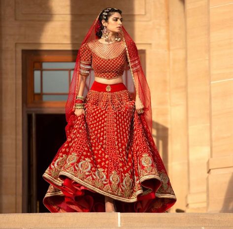 Lengha Choli Modern, Lengha Choli Modern Wedding, Tarun Tahiliani Bridal Lehenga, Tarun Tahiliani Lehenga, Tarun Tahiliani Bridal, Embroidered Bridal Lehenga, Lehenga Red, Designer Lehengas, Bridal Lehenga Collection