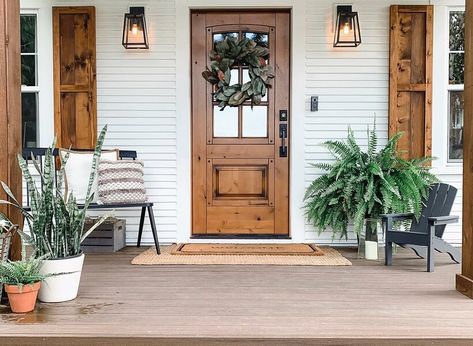 Front Porch Entrance, Small Porch Ideas, Porch Entrance, Rustic Entry, Rustic Bedroom Design, Rustic Porch, Farmhouse Traditional, Christmas Porch Decor, Modern Farmhouse Exterior