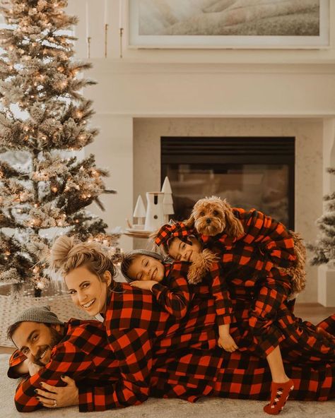 Dog Family Pictures, Christmas Pet Photos, Christmas Photography Family, Krista Horton, Christmas Pictures Outfits, Baby Family Pictures, Christmas Poses, Christmas Family Photoshoot, Xmas Pictures