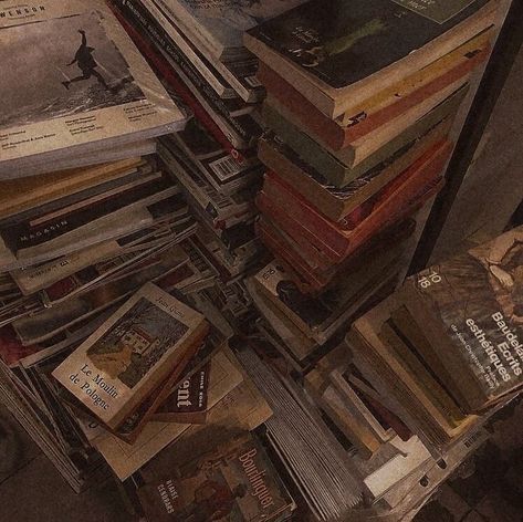 Patrick Watson, Grafika Vintage, Molduras Vintage, Chaotic Academia, Seni Vintage, Pile Of Books, Fotografi Vintage, Mia 3, Dark Academia Aesthetic