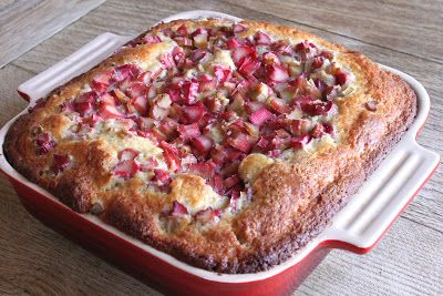 Rhubarb yogurt cake Rhubarb Yogurt, French Yogurt, Strawberry Rhubarb Recipes, French Yogurt Cake, Yogurt Cake Recipe, Rhubarb Cake Recipes, Rhubarb Bread, Easy Cake Recipe, Baked Sweets