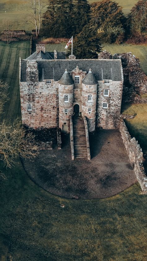 Architecture Antique, Old Castle, Castle Scotland, Castle Aesthetic, Abandoned Castles, Scotland Castles, Wellness Retreat, Scottish Castles, Castle Ruins