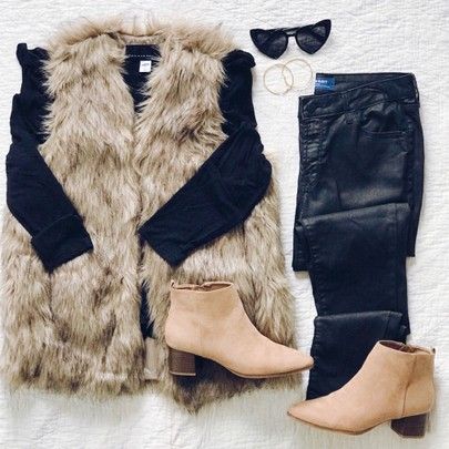 Fur Gilet Outfit Women, Feather Vest Outfit, Faux Fur Vest Outfit Winter, Black Ruffle Dress Outfit, Faux Fur Gilet Outfit, Fur Vest Outfit Ideas, Bubble Jacket Outfit, Faux Fur Vest Outfit, Outfits Azul