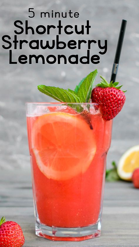 Strawberry Punch Recipes, Strawberry Lemonade Punch, Strawberry Drink Recipes, Easy Strawberry Lemonade, Easy Lemonade Recipe, Infused Drinks, Summer Fruit Recipes, Homemade Strawberry Lemonade, Flavored Lemonade