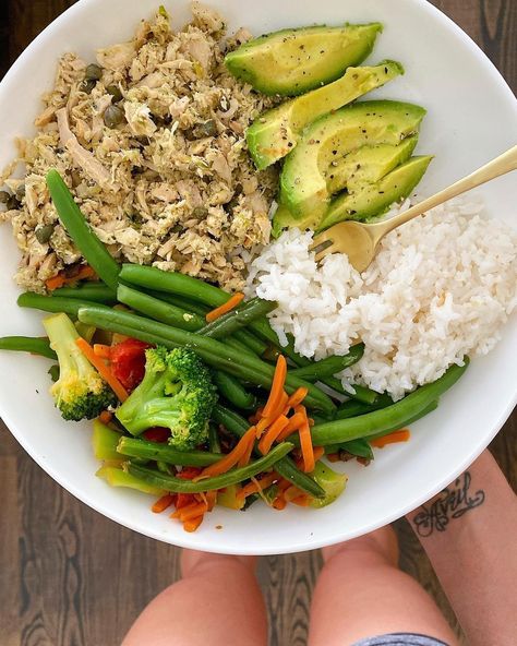 Sascha Barboza’s Instagram post: “Almuerzo super balanceado! Atún guisado con verduras y alcaparras (atún de lata en agua sin sal) 1/2 taza de arroz, medio aguacate pequeño,…” Easy Healthy Meal Prep, Healthy Lifestyle Food, Healthy Meal Prep, Easy Healthy Recipes, Cobb Salad, Diet Plan, Meal Prep, Healthy Lifestyle, Nutrition