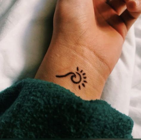 Wave Henna Designs, Small Cute Henna Designs, Cute Summer Henna Tattoos, Cute Henna Ideas Simple, Simple Summer Henna Designs, Simple Henna Designs Wrist, Cute Summer Henna Designs, Wave Henna Tattoo, Summer Henna Designs Easy