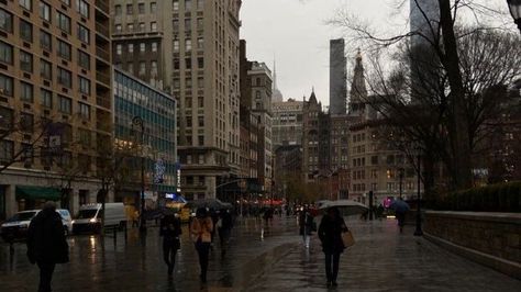 𝘌𝘮𝘺 ໑⋆₊ on Twitter: "Rainy coffee date in the city ☕️ https://t.co/IGGwXUnr8S" / Twitter London Macbook Wallpaper, Rainy Coffee, Nyc Autumn, Wallpaper Coffee, Autumn In New York, Nyc Aesthetic, Nyc Life, City Wallpaper, City That Never Sleeps