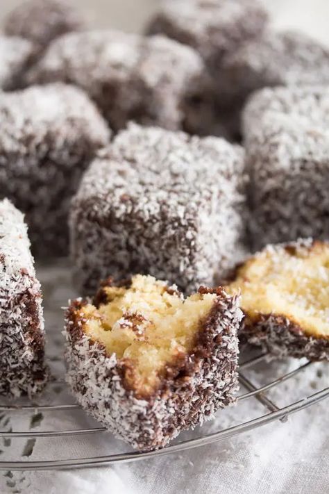 Lamington Cake Recipe, Lamington Cake, Lamingtons Recipe, Australian Desserts, Aussie Food, Australia Food, Delicious Clean Eating, Australian Food, Dessert Cupcakes