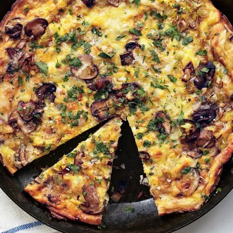 Leek Frittata, Mushroom Leek, Mushroom Frittata, Frittata Recipes, Campfire Food, Make Ahead Breakfast, Basic Recipes, Egg Recipes, Leeks