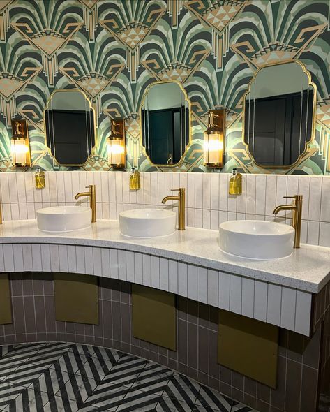 Gorgeous art deco bathroom inspiration from this restaurant. Art Deco Cloakroom, Art Deco Tiles Bathroom, Baroque Theatre, Art Deco Bathroom Decor, Art Deco Restaurant, Air Fryer Kitchen, Art Deco Ideas, Dishonored 2, Restaurant Bathroom