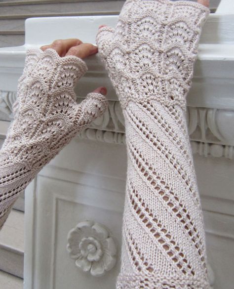 Victorianische ellbogenlange fingerlose Handschuhe in Seide gestrickt. Knitted Gloves Mittens, Glove Pattern, Gloves Pattern, Fingerless Mitts, Crochet Fingerless Gloves, Crochet Mittens, Fingerless Gloves Knitted, Victorian Lace, Crochet Gloves