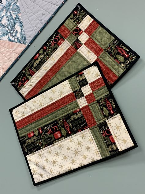 Christmas Placemats Quilted Patterns, Placemat Quilt Patterns, Christmas Quilt Placemats, Quilted Place Mats Ideas, Christmas Quilted Placemats, Christmas Place Mats Free Pattern, Christmas Placemats Pattern Free, Christmas Tree Quilted Table Runner, Quilted Christmas Placemats