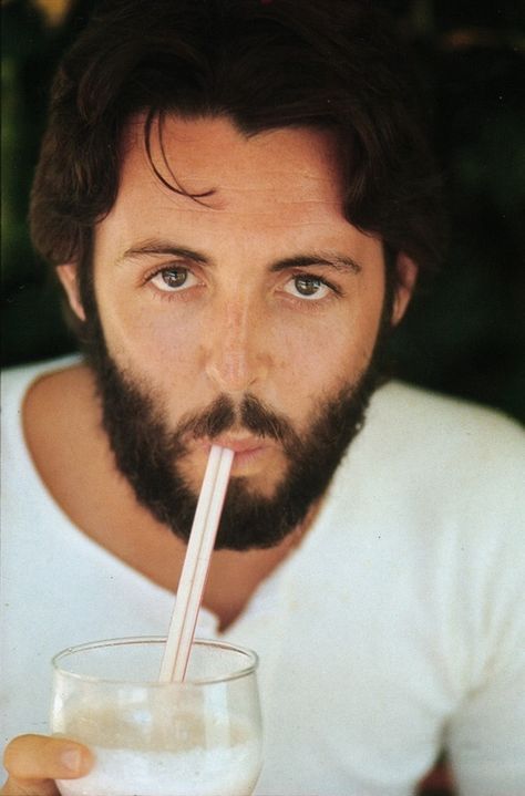 paul mc cartney | paul mccartney manages to look boyish even with a beard Wow Photo, Sir Paul, Linda Mccartney, Great Beards, King Of Pop, Paul George, The Fab Four, I'm With The Band, Jim Morrison