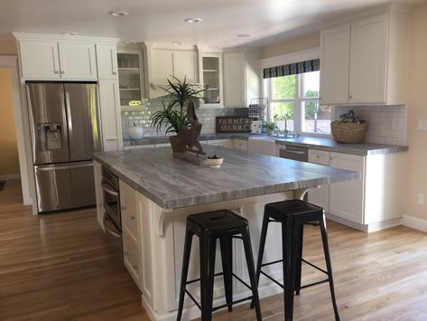 Remodeled Kitchens, Island Booth, Open Kitchen And Living Room, Shaped Kitchen, Small Kitchens, Kitchen Designs Layout, Dream Kitchens, Kitchen Models, Kitchen Remodeling Projects