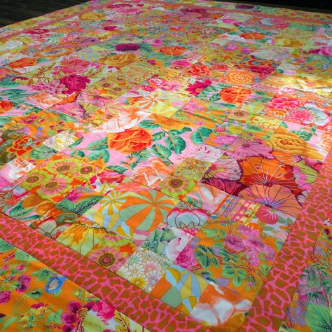 Quiltycat: Kaffe Fassett Workshop quilt done! Seed Packet Quilt, Landscape Art Quilts, Bright Quilts, Kaffe Fassett Quilts, Make A Quilt, Jelly Roll Quilt Patterns, Kaffe Fassett Fabric, Quilts Patterns, Flower Quilts