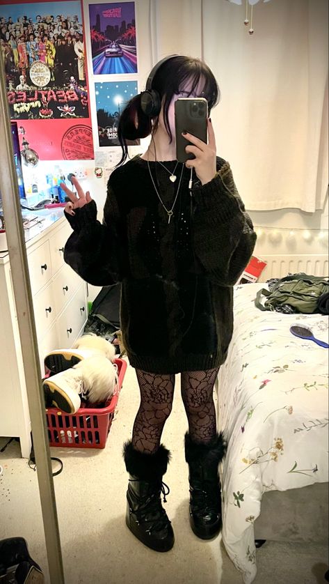 Cold Emo Outfits, Y2k Emo Winter Outfits, Comfy Concert Outfit Fall, Alt Outfit Inspo Winter, Emo Date Outfit, Alt Cold Weather Outfits, Alt Black Outfits, All Black Alt Outfit, Goth Cold Weather Outfits