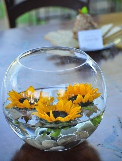 Cheap Wedding Table Centerpieces, Expensive Flowers, Rustic Summer Wedding, Sunflower Centerpieces, Sunflower Themed Wedding, Tafel Decor, Unique Wedding Flowers, Flower Centerpieces Wedding, Sunflower Wedding