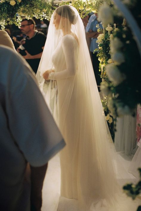 Modern Grace Kelly Wedding Dress, Elegant Wedding Groom, Heaven Wedding Theme, Classic Bride Dress, Cliffside Wedding, Wedding Dress Classic, Classic Wedding Gown, Baju Kahwin, Wedding Glam