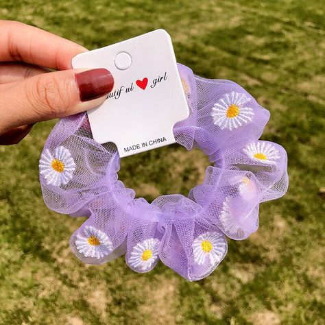 Flower Scrunchie, Diy Hair Scrunchies, Scrunchies Diy, Hair Rubber Bands, Purple Daisy, Pola Sulam, Diy Hair Accessories, Accessories Diy, Rubber Bands