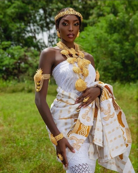 African Vibes, Nigerian Culture, African Traditional Wear, Traditional African Clothing, African Royalty, African Traditional Wedding, Kente Styles, African Wedding Dress, Kente Cloth