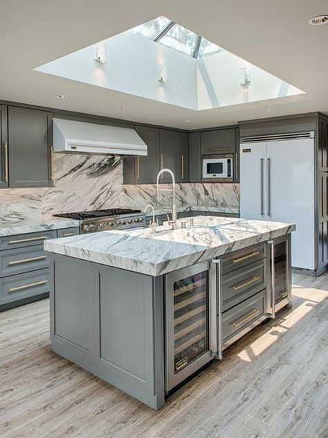 grey cabinet ideas Glass Kitchen Lights, Calacatta Marble Kitchen, White Kitchen Appliances, Aqua Kitchen, Grand Kitchen, Kitchen Lights, White Appliances, Contemporary Kitchen Design, Grey Kitchen Cabinets