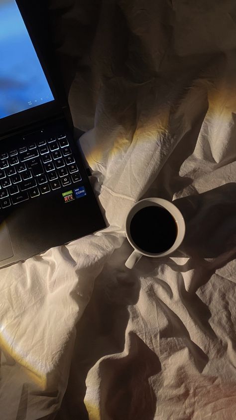 Coffee Night Aesthetic, Night Shift Aesthetic, Coffee In Bed Aesthetic, Bedroom Aesthetic Cozy, Shinso Hitoshi, Working Night Shift, Moto Wallpapers, Night Person, Work Aesthetic