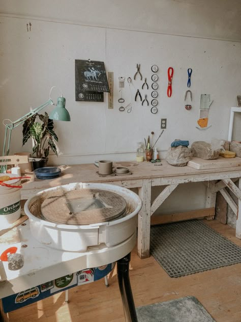 Poterry Studio, Potter Studio, Ceramics Room, Studio Ceramics, Poterry Aesthetic, Ceramic Art Studio, Throwing Clay Aesthetic, Pottery Studio Home, Home Ceramic Studio Ideas