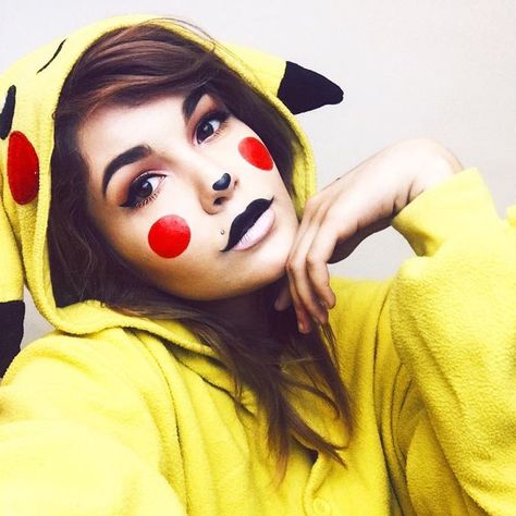 Pikachu Makeup, Pikachu Halloween, Unique Halloween Makeup, Pikachu Costume, Halloween Make-up Looks, Creepy Halloween Makeup, Cute Halloween Makeup, Halloween Makeup Ideas, Halloween Makeup Pretty