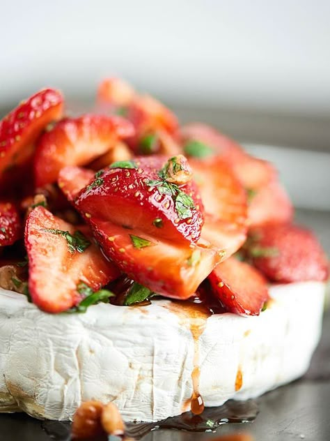 This Strawberry Baked Brie is the easiest appetizer for spring! Warm brie is topped with strawberries, basil, pecans, & a simple balsamic/honey marinade. showmetheyummy.com #brie #bakedbrie Brie Recipes Easy, Honey Marinade, Warm Brie, Easy Baked Brie Recipe, Top Appetizers, Baked Brie Recipe, Spring Appetizers, Baked Brie Recipes, Gluten Free Puff Pastry