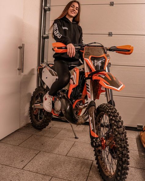 Dirt Bike Riding Gear, Ktm Dirt Bikes, Ktm Supermoto, Motocross Girls, Motocross Love, Cool Dirt Bikes, Image Moto, Motorcross Bike, Dirt Bike Girl