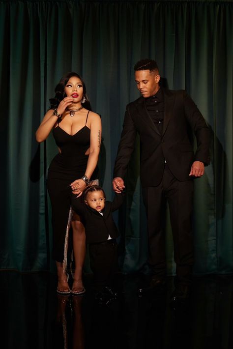 Glam Family Photoshoot, Nicki Minaj Fashion, Nicki Minaj Outfits, New Nicki Minaj, Nicki Minaj Pink Friday, Nicki Minaj Photos, Nicki Minaj Pictures, Family Photoshoot Outfits, Celebrity Families