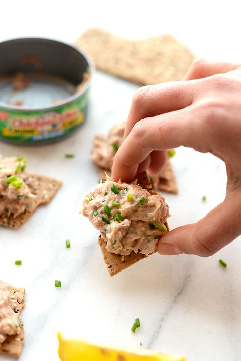 In just 5 minutes you can whip together a healthy tuna salad recipe with just 4 basic ingredients. For this high protein snack or dinner, you need canned tuna, Greek yogurt, chives, lemon, salt, and pepper. Tuna And Crackers, Healthy Tuna Salad Recipe, Pancake Protein, Healthy Tuna Recipes, Tuna Salad Recipe Healthy, Iifym Recipes, Healthy Tuna Salad, Healthy Tuna, Tuna Salad Recipe