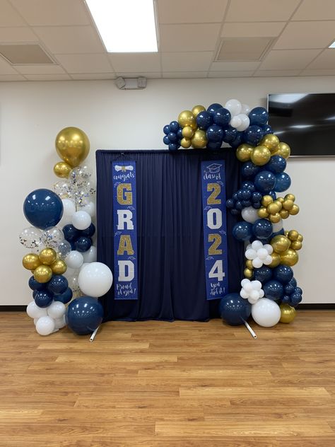 Stage Decorations For Graduation, Stage Design For Graduation, Graduation Ceremony Decorations Stage, Graduation Day Stage Decoration, School Farewell Ideas, Prom Balloon Arch Entrance, College Grad Party Decor, College Grad Party, Prom Decor