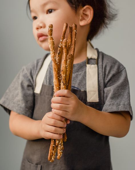 Sourdough Grissini, Cracker Flavors, Sourdough Crackers, Pretzel Dough, Charcuterie Plate, Savoury Biscuits, Popular Food, Baking Stone, Cracker Snacks