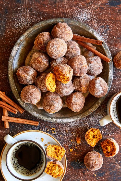 Pumpkin Donut Holes - The most irresistible mini pumpkin muffins smothered in cinnamon sugar goodness! Perfect for breakfast, lunch + dinner! Damn Delicious Recipes, Pumpkin Donut Holes, Mini Pumpkin Muffins, Pumpkin Donut, Curry Ramen, Donut Holes, Pumpkin Muffins, Quick Breads, Cream Puffs